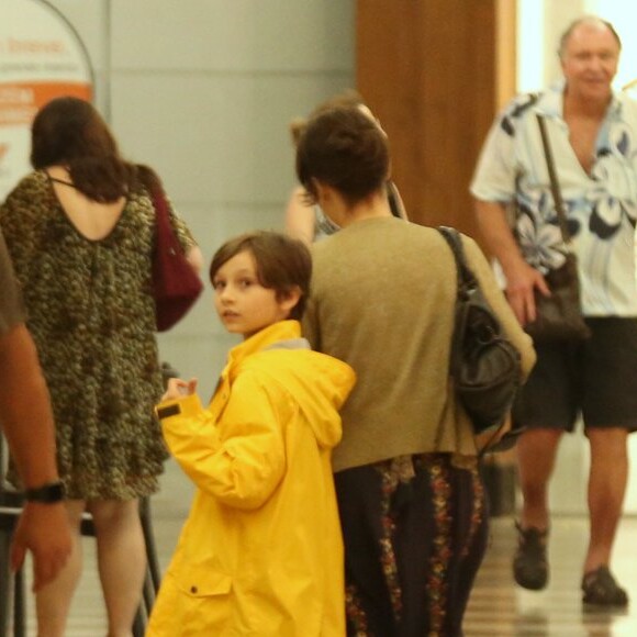 Filha de Débora Falabella, Nina exibe corte cabelo joãozinho durante passeio com a mãe, no shopping da Gávea, zona sul do Rio de Janeiro, nesta terça-feira, 2 de outubro de 2018