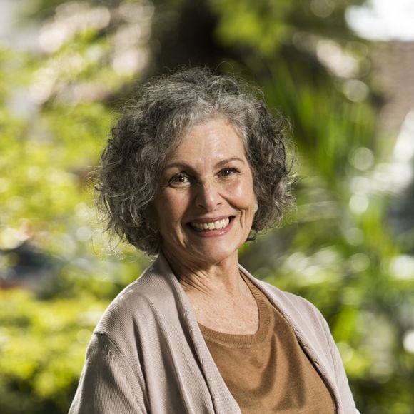 Após visitar casarão de Júlia Castelo, Cris (Vitória Strada) percebe que perdeu as fotos que tirou ao chegar na casa de Margot (Irene Ravache)