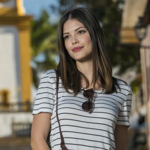 Cris (Vitória Strada) recebe bala de ouro que matou Júlia Castelo na novela 'Espelho da Vida', em 3 de outubro de 2018