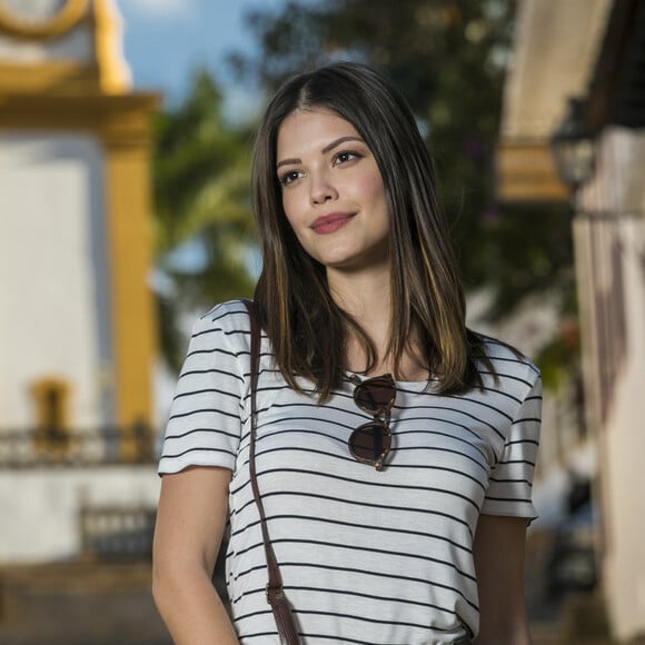 Cris (Vitória Strada) recebe bala de ouro que matou Júlia Castelo na novela 'Espelho da Vida', em 3 de outubro de 2018