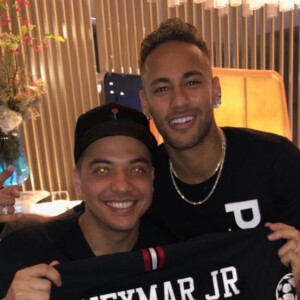 'Tá com moral', brincou Wesley Safadão ao ver o filho feliz com a camisa de Neymar