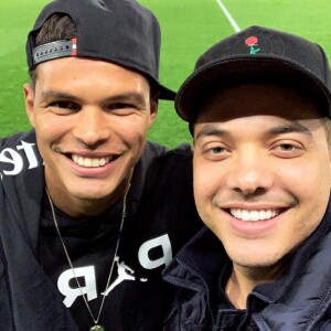 Wesley Safadão também posou com Thiago Silva nos bastidores do jogo do PSG