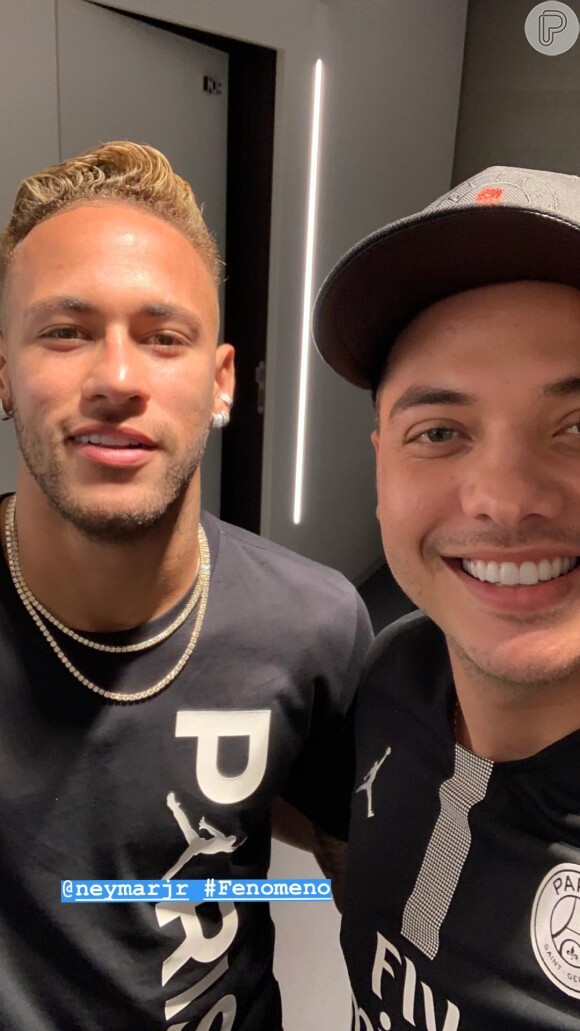 Wesley Safadão posou com Neymar nos bastidores do jogo: 'Fenômeno'