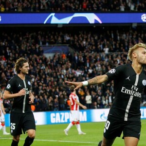 Neymar marcou três gols na partida e entrou para história do time francês