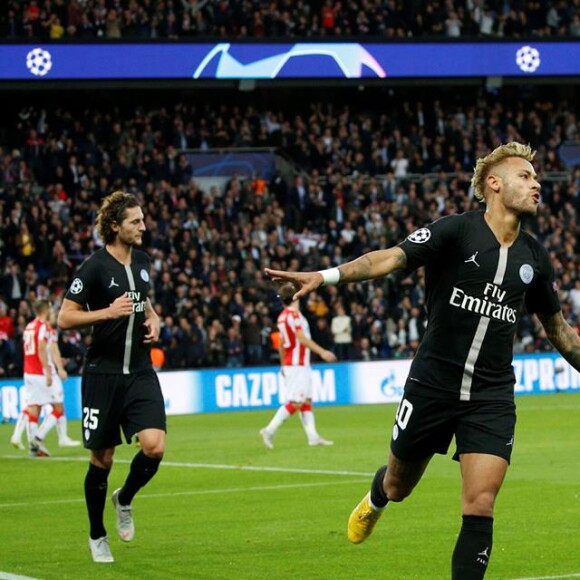 Neymar marcou três gols na partida e entrou para história do time francês