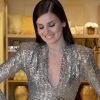 Camila Queiroz brilhou com vestido coberto por paetês no lançamento da nova coleção da Le Lis Blanc
