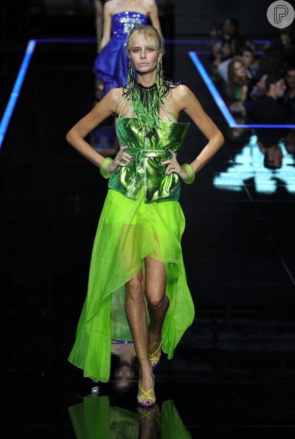 Corset + saia mullet em look total neon foi uma das apostas da Emporio Armani