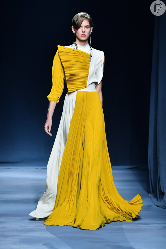 A Givenchy apostou nos drapeados que criam volumes estratégicos, como esse longo bicolor