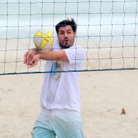 Thiago Lacerda joga vôlei e se refresca com banho de mar em praia do Rio