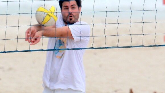 Thiago Lacerda joga vôlei e se refresca com banho de mar em praia do Rio