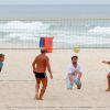 Thiago Larceda se exercitou no início da tarde desta terça-feira, 19 de agosto de 2014. Depois de suar a camisa jogando vôlei com amigos, o ator deu um mergulho no mar da Barra da Tijuca, na Zona Oeste do Rio, para se refrescar