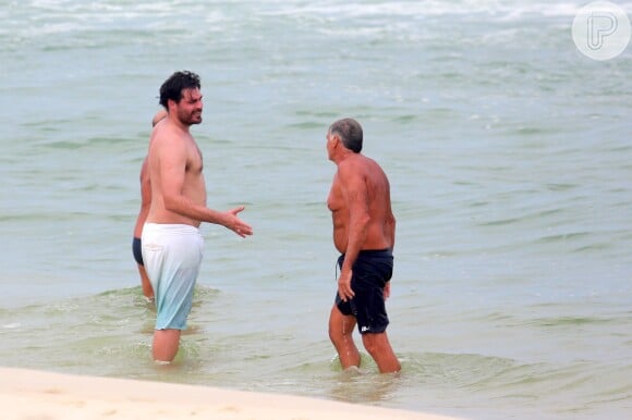 Depois do jogo de vôlei, Thiago Larceda deu um mergulho no mar da Barra da Tijuca, na Zona Oeste do Rio, para se refrescar