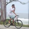 Na hora de deixar a praia, Thiago Larceda optou por usar a bicicleta como meio de transporte