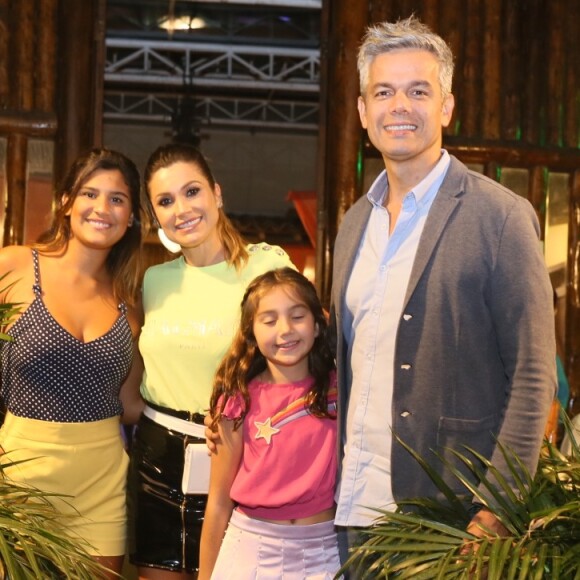 Flávia Alessandra e Otaviano Costa posam com Giulia Costa e Olívia ao chegar na festa