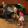 Flávia Alessandra e Otaviano Costa chegaram de carro para festa de 8 anos de Olívia