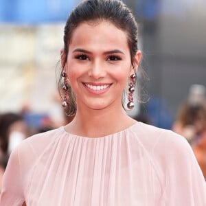 Bruna Marquezine disse que está gostando da experiência de entrar no mundo da moda