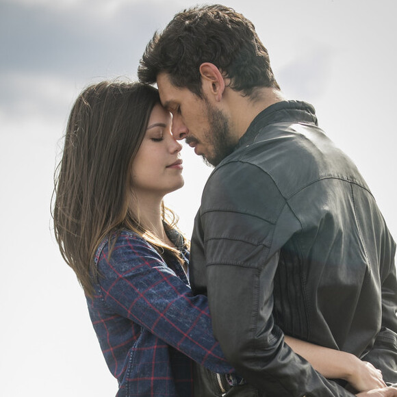 Vitória Strada e João Vicente de Castro são o casal protagonista da novela 'Espelho da Vida'