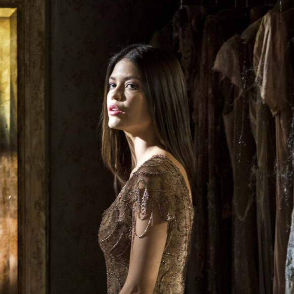 'Cris terá dificuldades de entender o que está acontecendo. No presente, ela ama muito o Alain, mas, quando volta ao passado, sente o amor enorme da Júlia pelo Danilo', adiantou Vitória Strada