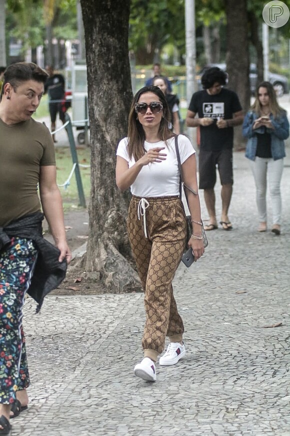 Anitta usou tênis de couro e calça bomber Gucci para votar no Rio de Janeiro