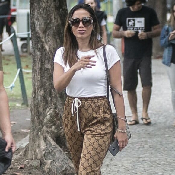 Anitta usou tênis de couro e calça bomber Gucci para votar no Rio de Janeiro