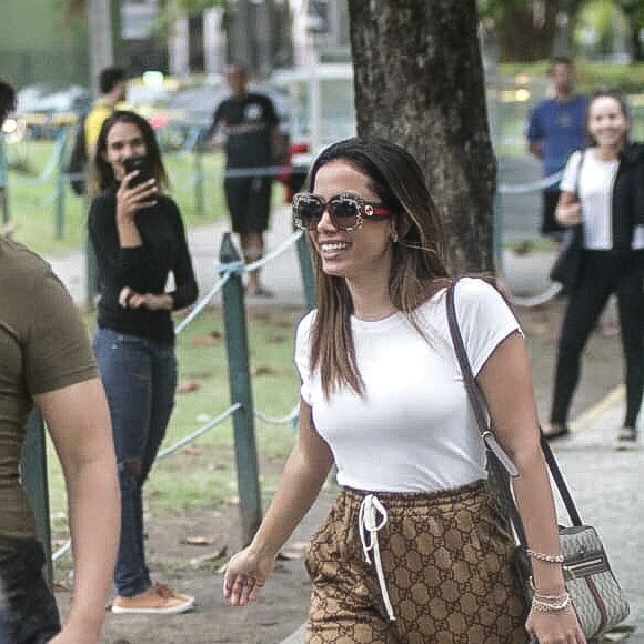 Pré-outono 2018, a calça bomber usada por Anitta tem estilo popular dos anos 80 e explora elementos de designer original, destacando símbolos emblemáticos da marca como o padrão GG