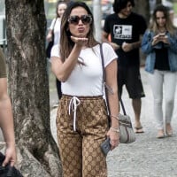 Toda de Gucci! Anitta aposta em calça bomber e tênis rasteiro no Rio. Fotos!