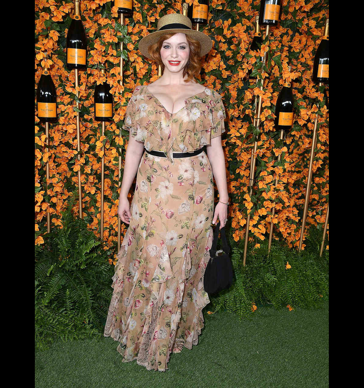 Foto: Christina Hendricks escolheu um vestido longo florido e com babados,  bem romântico, para o Veuve Clicquot Polo Classic, que aconteceu na  California - Purepeople