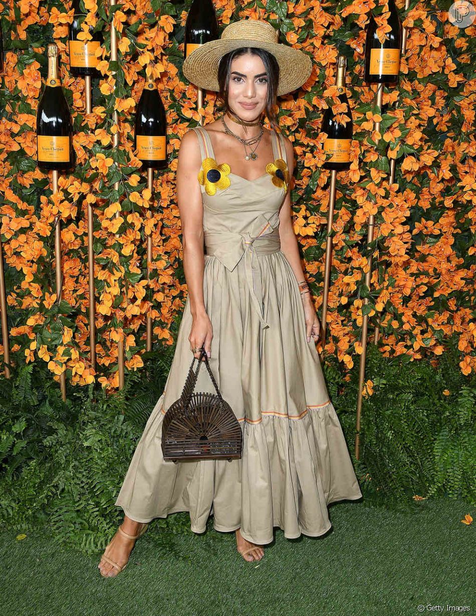 vestido preto com flores amarelas