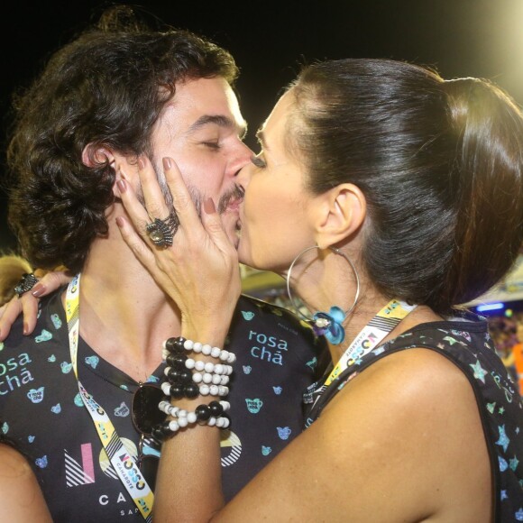 Túlio Gadêlha comemora título de deputado federal pelo estado de Pernambuco com foto beijando Fátima Bernardes