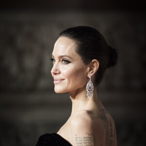 Angelina Jolie tem trabalhado cerca de 16 horas por dia