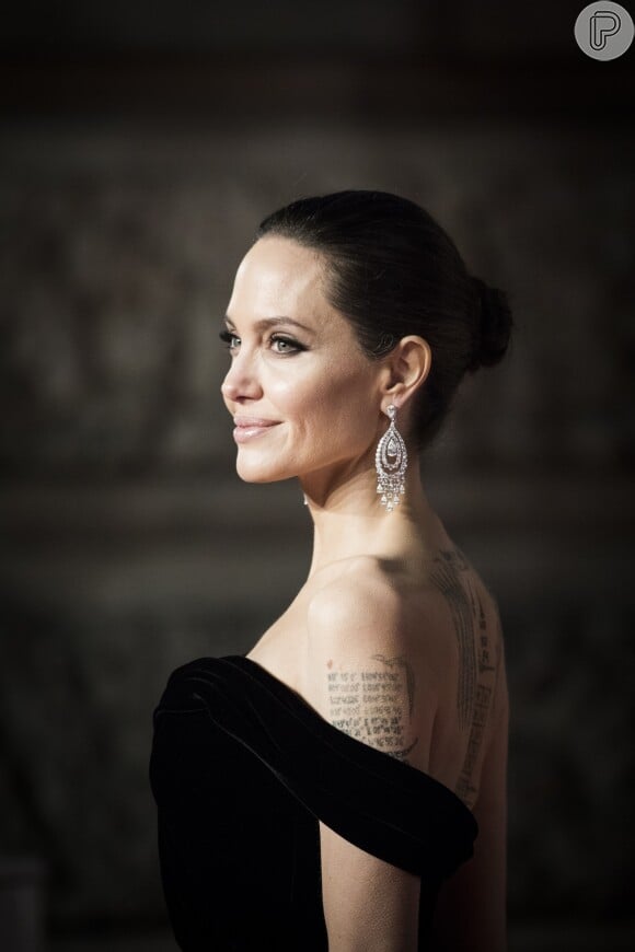 Angelina Jolie tem trabalhado cerca de 16 horas por dia