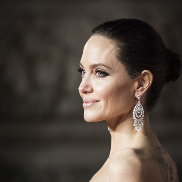 Angelina Jolie tem trabalhado cerca de 16 horas por dia