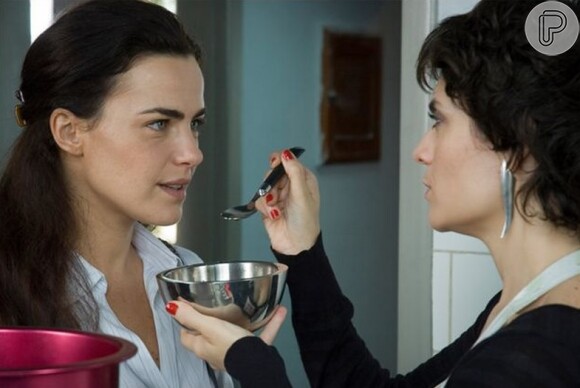 Ana Paula Arósio em cena no filme 'Como Esquecer' (2010)