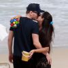 Thais Fersoza e Michel Teló trocam beijos em praia