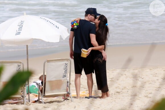 Thais Fersoza e Michel Teló trocam beijos em praia