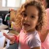 Wesley Safadão mostrou a filha, Ysis, fazendo bolo em seu Stories nesta terça-feira, 9 de outubro de 2018