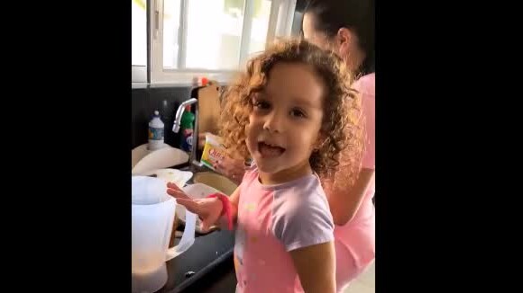 Wesley Safadão mostra a filha, Ysis, fazendo bolo: 'De verdade'. Vídeo!