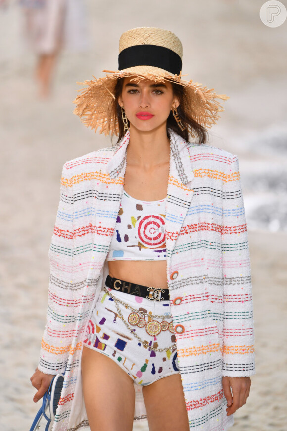O blazer do terno pode, ainda, ser usado como saída de praia, como pro põe a Chanel