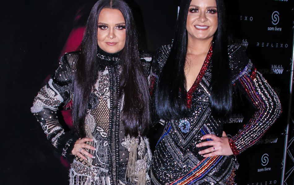 Maiara exibe look Balmain e cabelo escuro em gravação de DVD com Maraisa: 'Vamos confundir a