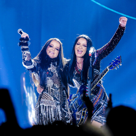 Maiara e Maraisa apostaram em looks Balmain na gravação do novo DVD, Reflexo