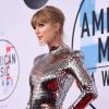O vestido metalizado que Taylor Swift usou no AMA 2018 é um revival dos anos 80