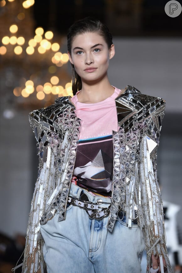 O blazer ultra metalizado é uma das peças que Balmain aposta como tendência para 2019