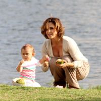 Guilhermina Guinle passeia e brinca com a filha, Minna, ao ar livre no Rio