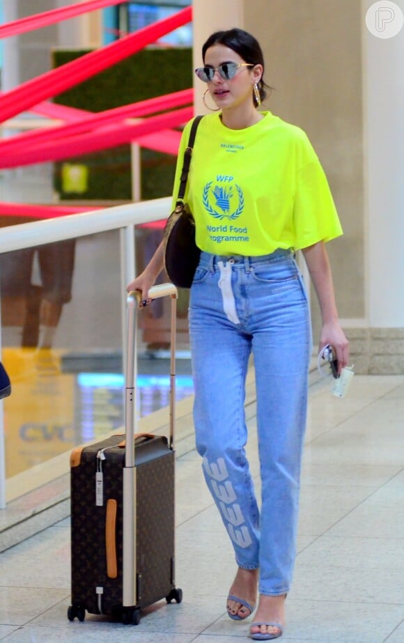 Bruna Marquezine embarca com blusa neon e mala grifada nesta quarta-feira, dia 10 de outubro de 2018