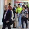 Bruna Marquezine caminha em aeroporto antes de embarcar no Rio de Janeiro