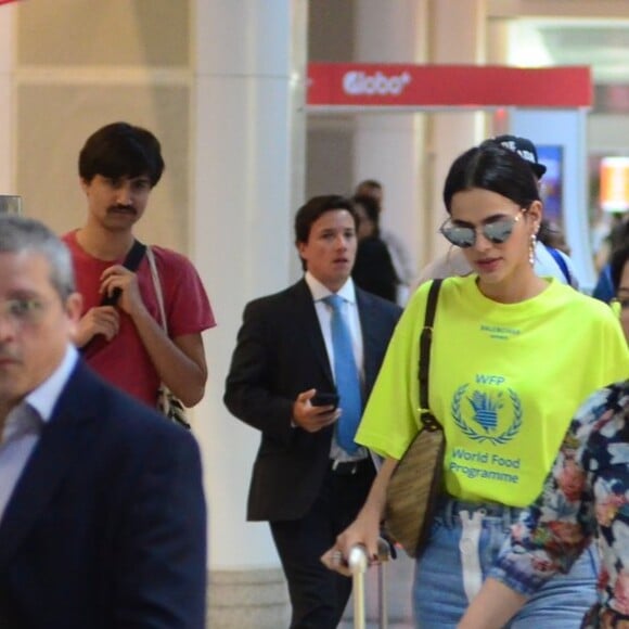 Bruna Marquezine caminha em aeroporto antes de embarcar no Rio de Janeiro