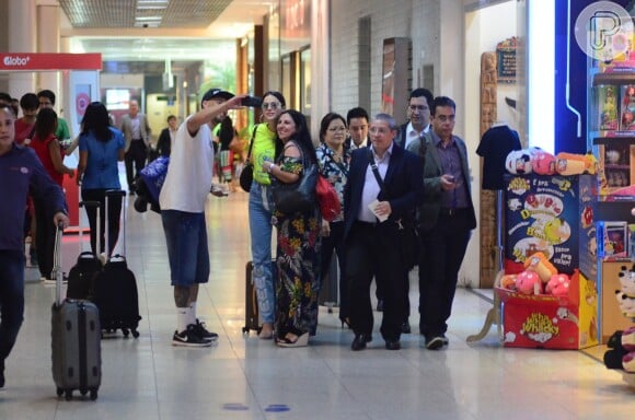 Bruna Marquezine atende pedidos de fãs para fotos em aeroporto