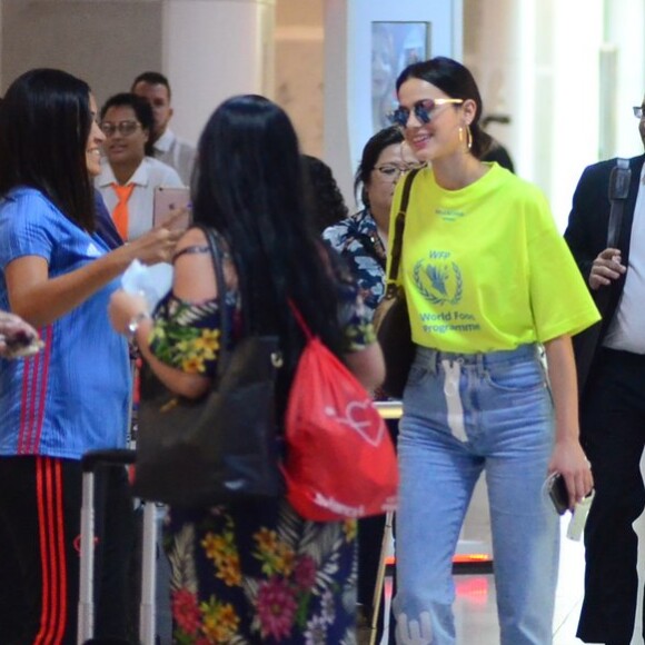 Bruna Marquezine conversa com fã em aeroporto no Rio de Janeiro