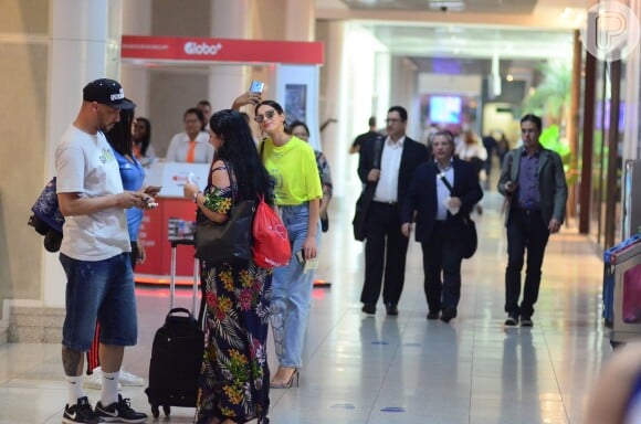 Bruna Marquezine posa para selfie com fã em aeroporto
