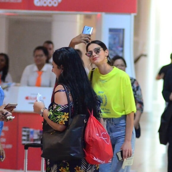 Bruna Marquezine posa para selfie com fã em aeroporto